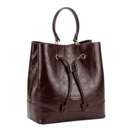 Дамска чанта от еко лак в цвят бордо с ефектно пристягане в предната част-4738