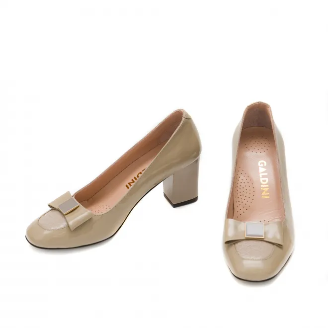 Дамски обувки на ток от естетвена кожа и лак в бежов цвят-4689