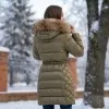 Елегантно дамско зимно яке в маслиненозелено с естествен пух на качулката и втален силует-2092
