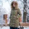 Елегантно дамско зимно яке в маслиненозелено с естествен пух на качулката и втален силует-2092