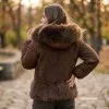 Дамско елегантно и топло яке в кафяв цвят от ефектна материя и качулка с пух-2094