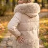 Елегантно и топло дамско яке в светлобежов цвят от ефектна материя и качулка с пух-2094