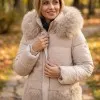 Елегантно и топло дамско яке в светлобежов цвят от ефектна материя и качулка с пух-2094