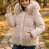 Елегантно и топло дамско яке в светлобежов цвят от ефектна материя и качулка с пух-2094