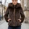 Спортно-елегантно дамско късо зимно палто в кафяв цвят с еко пух и качулка-2093