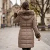 Дълго дамско елегантно зимно яке в бежов цвят с богата пух на качулката, кожени детайли и колан-2099