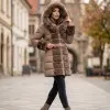 Дълго дамско елегантно зимно яке в бежов цвят с богата пух на качулката, кожени детайли и колан-2099