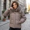 Късо дамско зимно яке в сиво-кафяв цвят с пухена яка и качулка в свободна кройка-2055