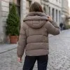 Късо дамско зимно яке в сиво-кафяв цвят с пухена яка и качулка в свободна кройка-2055
