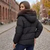 Дамско зимно късо яке в черен цвят в свободна кройка с пухена яка в кафяво и качулка-2055