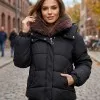 Дамско зимно късо яке в черен цвят в свободна кройка с пухена яка в кафяво и качулка-2055
