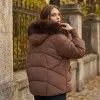 Кафяво ежедневно дамско зимно късо яке в свободна кройка с качулка и еко пух-2058