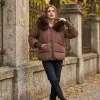 Кафяво ежедневно дамско зимно късо яке в свободна кройка с качулка и еко пух-2058