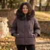 Удобно дамско късо зимно яке в тъмновиолетов цвят с качулка и плетени маншети-2057