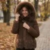 Дамско елегантно и топло яке в кафяв цвят от ефектна материя и качулка с пух-2094
