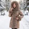 Луксозно зимно дамско дълго яке в бежов цвят с еко пух, качулка и колан на талията-2095