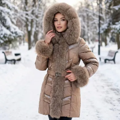Луксозно зимно дамско дълго яке в бежов цвят с еко пух, качулка и колан на талията-2095