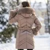 Луксозно зимно дамско дълго яке в бежов цвят с еко пух, качулка и колан на талията-2095