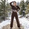 Спортен дамски комплект от фино плетиво в кафяв цвят с качулка и модерен надпис-4813