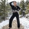 Дамски спортен комплект в черен цвят от фино плетиво с качулка и модерен надпис-4813