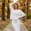 Елегантен дамски комплект от две части, блуза и пола от фино плетиво с нежни мотиви в цвят крем-2086