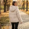 Топло дамско зимно късо яке в светлобежов цвят с пухени детайли и качулка-4803