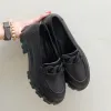 Стилни дамски мокасини от естествена кожа в черно с декорация-верига на модерно ходило-3050