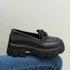 Стилни дамски мокасини от естествена кожа в черно с декорация-верига на модерно ходило-3050