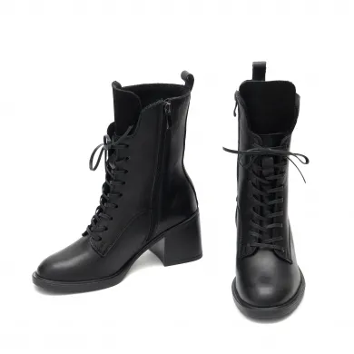 Дамски боти от естествена кожа в черен цвят с акцент от велур-4241