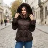 Дамско елегантно вталено зимно яке в тъмнокафяв цвят с качулка и еко пух-2042