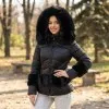 Вталено дамско елегантно зимно яке в класически черен цвят с качулка и еко пух-2042