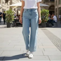 Светло сини дамски дънки с висока талия в права кройка и бродиран подгъв-4710