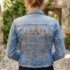 Свежо и стилно дамско късо дънково яке в син цвят с вталена кройка и щампа на гърба-1773